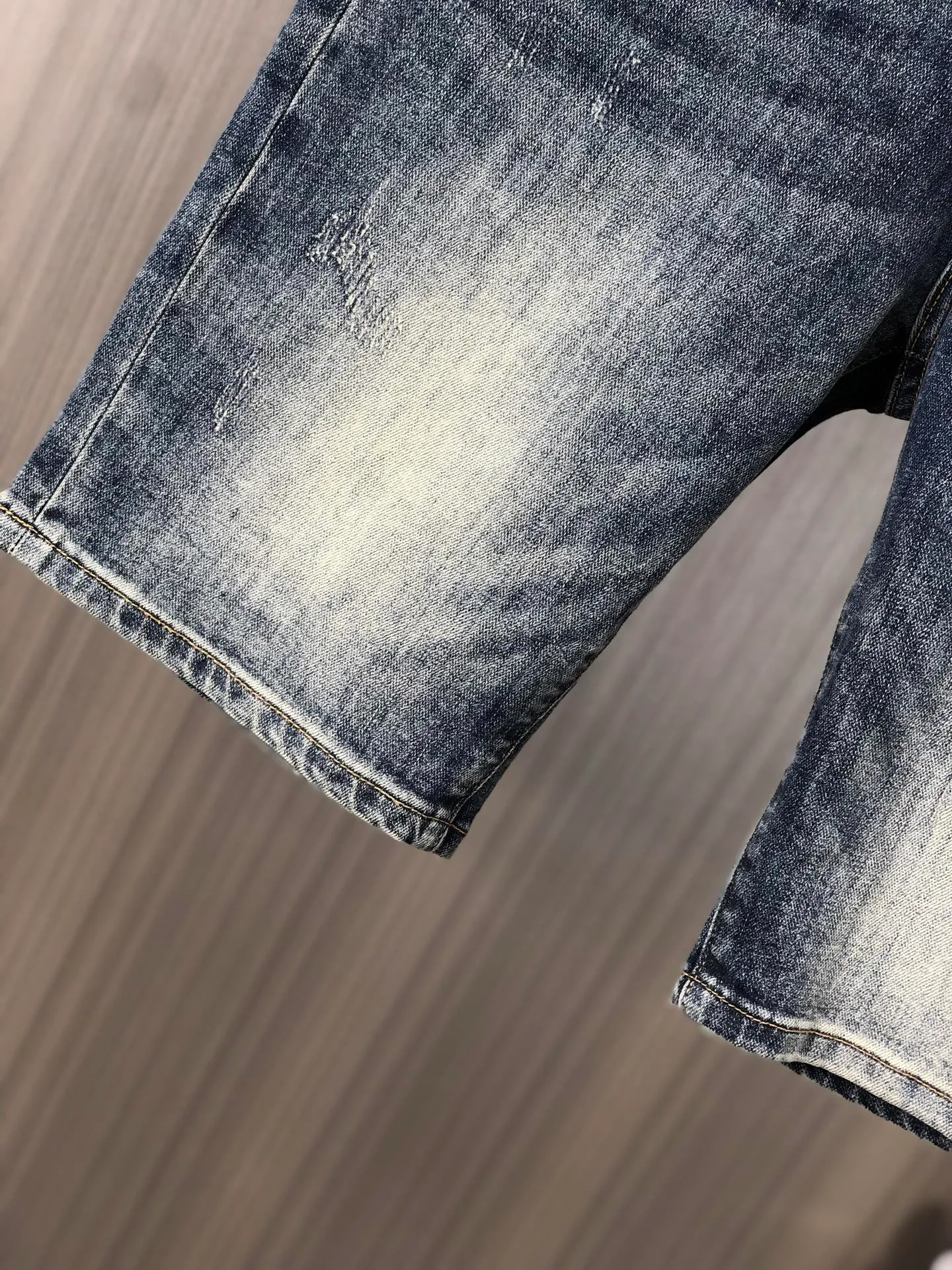 P220 chrome hearts denim shorts, the latest new men's jeans for spring and summer 2025! Heavy-duty washed denim fabric, customized fabric is softer and more comfortable than ordinary denim fabric! Ultra-heavy industrial washing process and double process washing. The entire pair of pants has a comfortable feel, top-notch fineness and breathability. All hardware brand logos are custom-made, and the materials are selected with the best attributes. The elasticity of the fabric is very good and the comfort is great! The low-key design style is simple and elegant. Yardage: 28-38 (no 35.37)